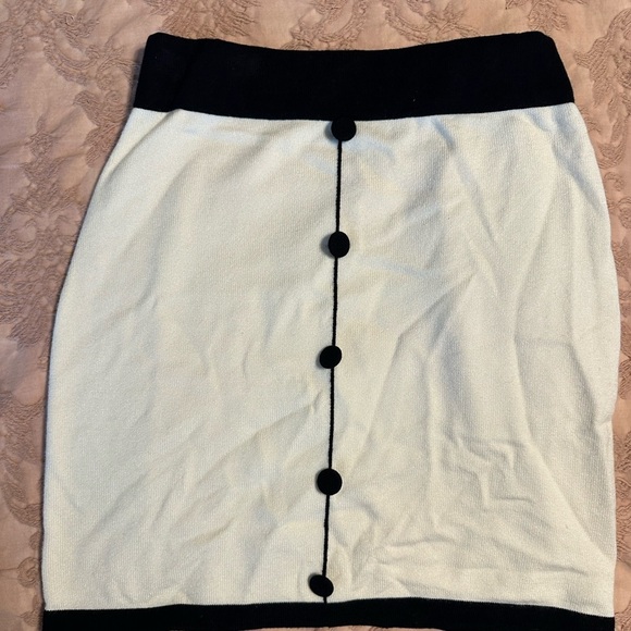 Matching Cider set cream with black trim, long sleeved sweater and sweater skirt - Picture 3 of 6